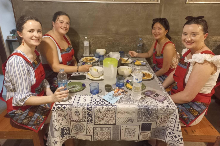 Chiang Mai : Corso di cucina tailandese per piccoli gruppi con tour del mercatoUnisciti a un piccolo gruppo in inglese