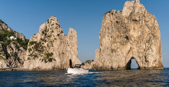Positano: Bootstour nach Capri mit Getränken und Snacks