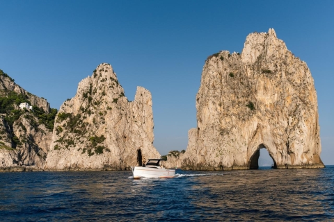 Positano: boottocht door Capri met drankjes en snacksSparviero-boot van 25 voet voor maximaal 6 personen