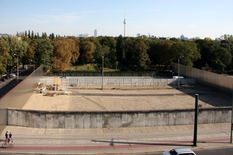 Berlín: tour a pie del Muro y la Guerra FríaBerlín: recorrido a pie por el Muro de Berlín y la Guerra Fría - Privado