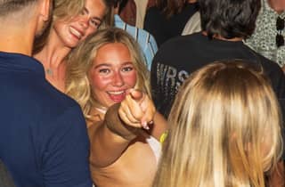 Nizza: Orange Bar Crawl mit 5 kostenlosen Shots & VIP-Club-Eintritt