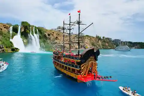 Antalya: Ganztägige Lara-Piratenbootstour mit Mittagessen und Transfer