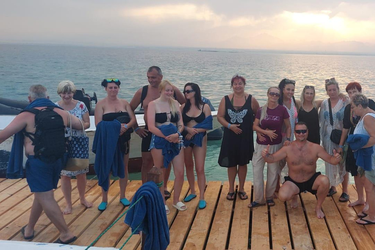 Hurghada: Delfiner, snorkling och Magawish Island Yacht Trip