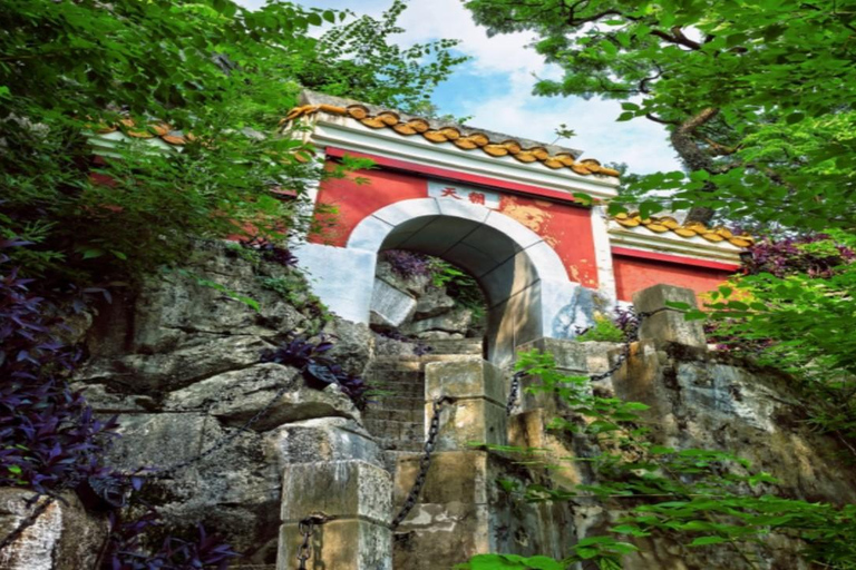 Guilin: Duxiu Peak and Royal City Entry Ticket(Opt Guide) Admission Ticket + English-speaking local guide service