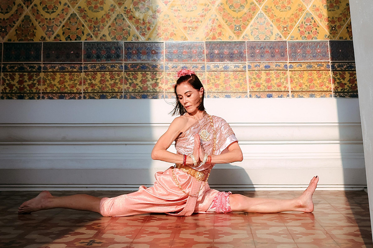 Professional Thai Costume Photography at Wat Arun, Bangkok 1 Hour Photography (per person) at Wat Arun