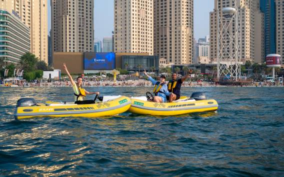 30-minütige Self-Drive-Bootstour im Yachthafen von Dubai