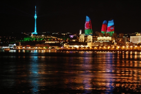 Bakú: Visita guiada nocturna a pie por la ciudad con funicular