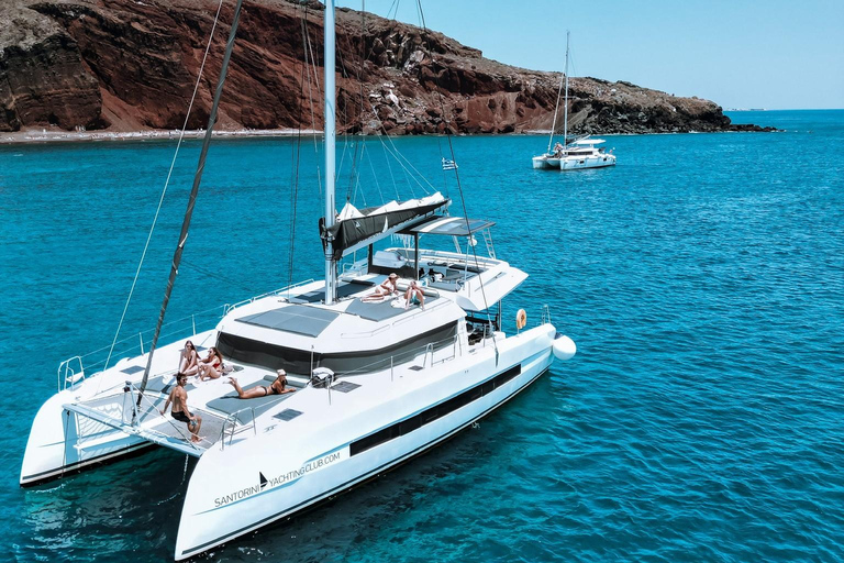 Santorin : Croisière majestueuse en catamaran avec repas et boissonsCroisière majestueuse au coucher du soleil