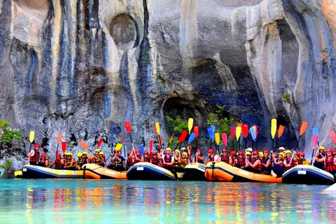Von Tirana aus: Vjosa Rafting & Benja Thermalbäder Tagestour