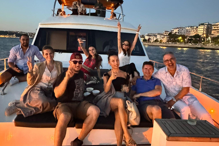 Istanbul: Bosphorus Sunset Cruise with Snacks and Wine Istanbul: Bosphorus Sunset Cruise without Wine