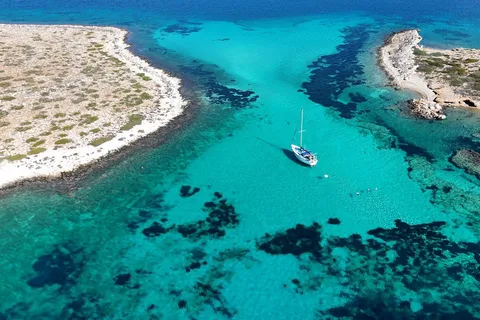 Antiparos : Croisière en voilier privé avec arrêts baignade et déjeuner