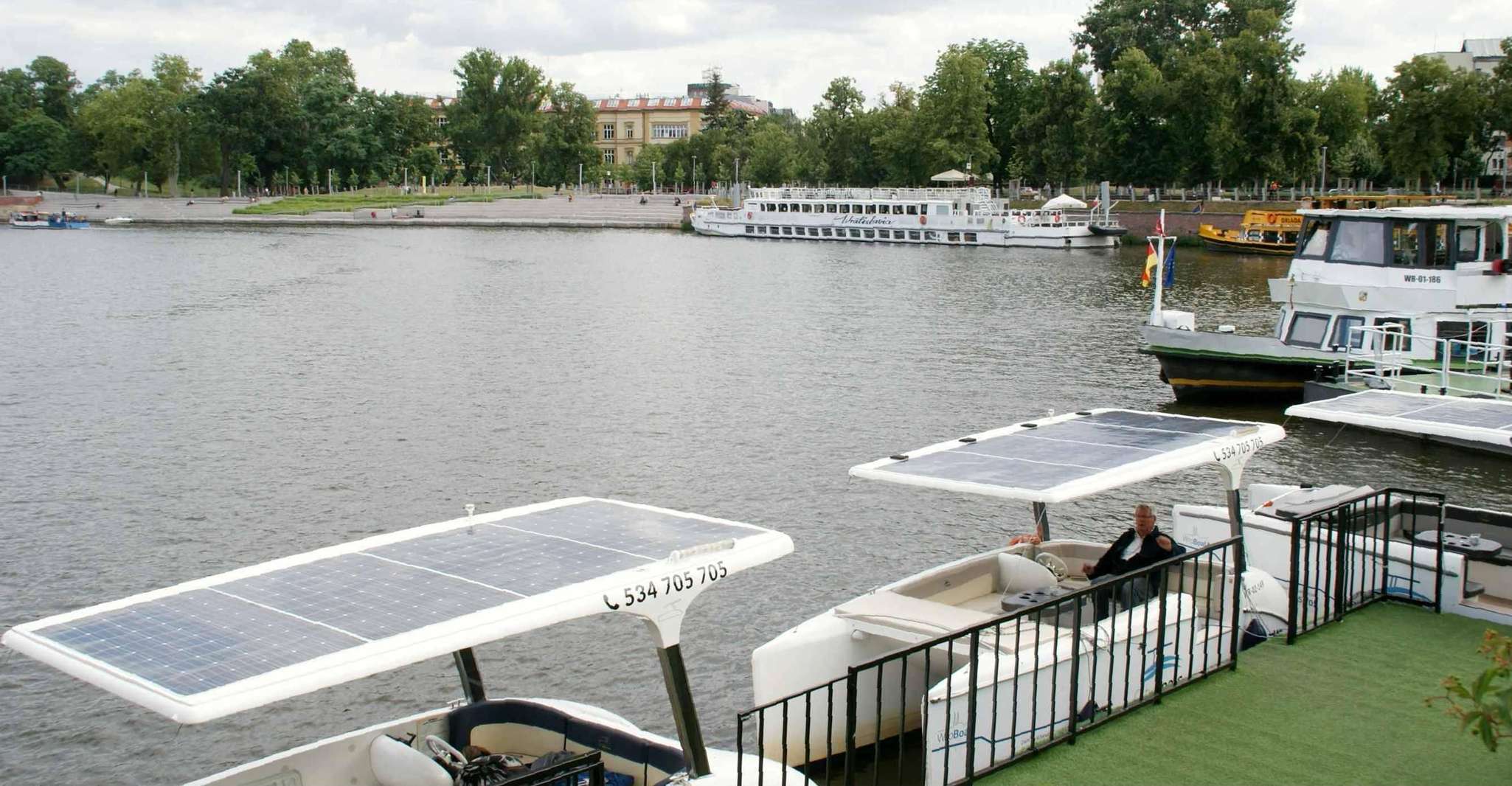 Wrocław, Solar gondola cruise on the Oder with a guide - Housity
