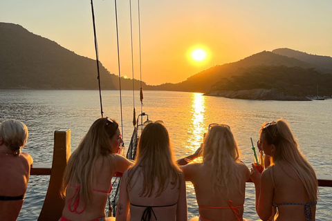 Fethiye: Oludeniz Pirate Boat Tour, Swim & Foam Party