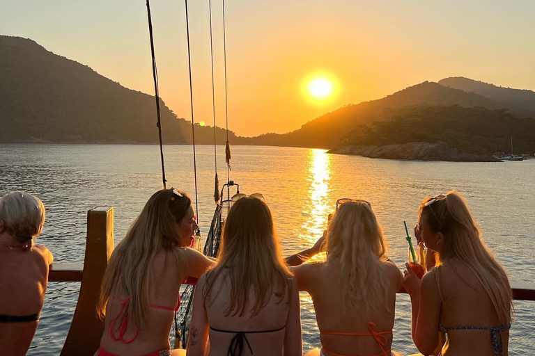 Fethiye: Oludeniz Pirate Boat Tour, Swim & Foam Party
