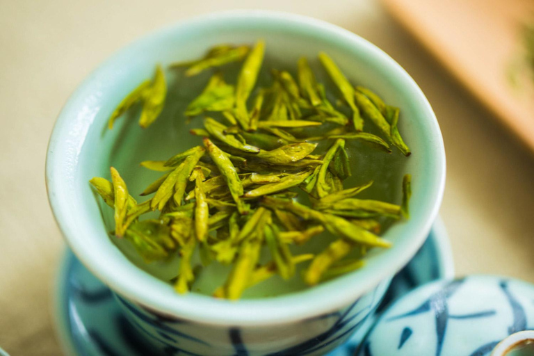 Hangzhou: Silk Museum, Tea Museum & Leifeng Pagoda Tour