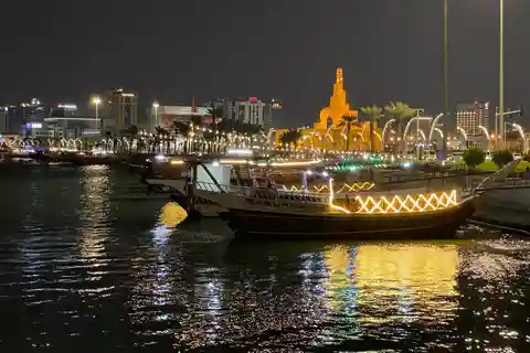 Doha: Nachttour durch die Stadt mit traditioneller Bootsfahrt