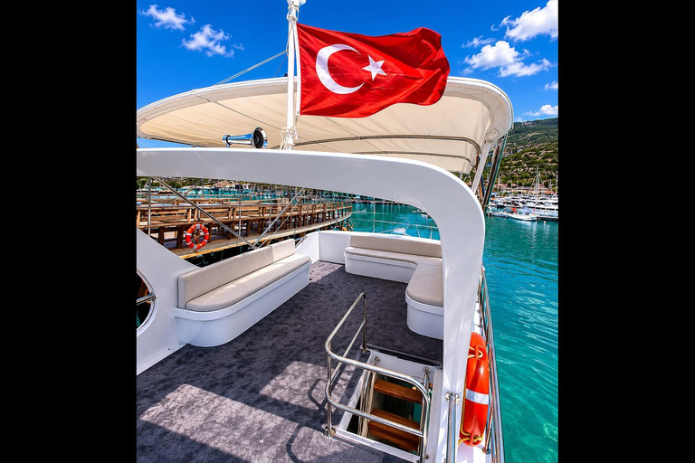 Alanya: Private Yacht with Lunch & Unlimited Soft Drinks