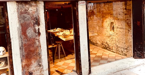 Venice: Gold Leaf Gilding on a Mask or Mirror with a Master Gilder