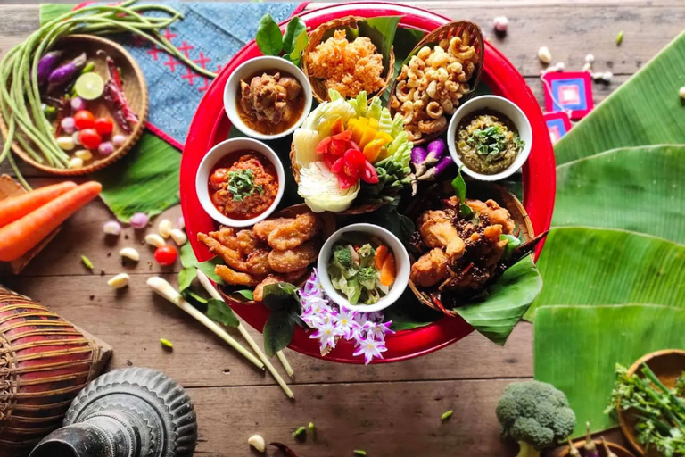 Chiang Mai: Khantoke Dinner with Traditional Performance Khantoke Dinner Set