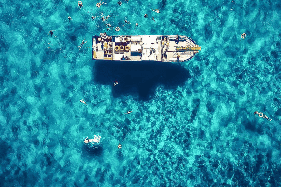 Ibiza: All-inclusive-Strand-Hopping-Tour. Tagsüber und bei Sonnenuntergang. Foto: GetYourGuide