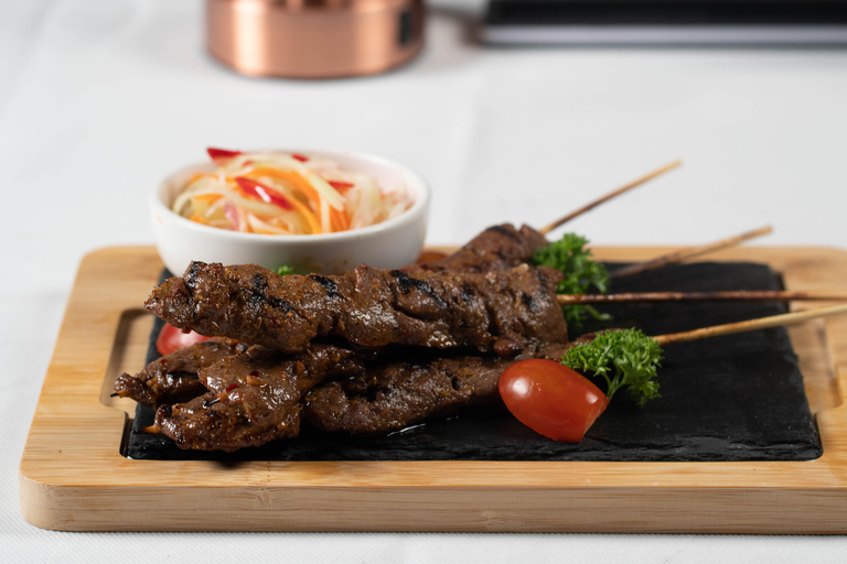 Phnom Penh: Riverview Restaurant Dinner with Live Music