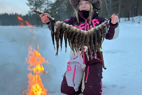 Rovaniemi: Aventura privada de pesca en hielo con la Cabaña del Chamán