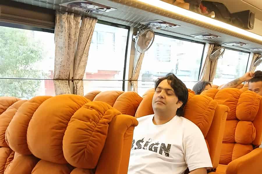 Pokhara: Busticket nach Kathmandu mit VIP-Luxus-Sofasitzen. Foto: GetYourGuide Pokhara: Busticket nach Kathmandu mit VIP-Luxus-Sofasitzen. Foto: GetYourGuide