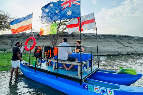 Sigiriya to Trincomalee: Kayaking & Floating Restaurant Tour