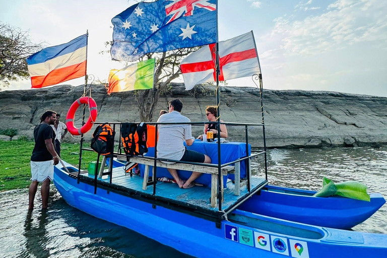 Sigiriya to Trincomalee: Kayaking & Floating Restaurant Tour