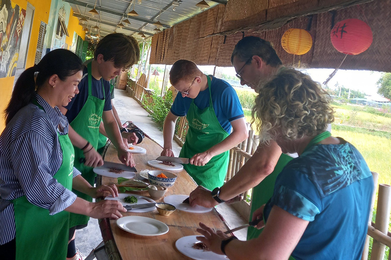 Hue : Visite du pont Thanh Toan en moto avec cours de cuisine