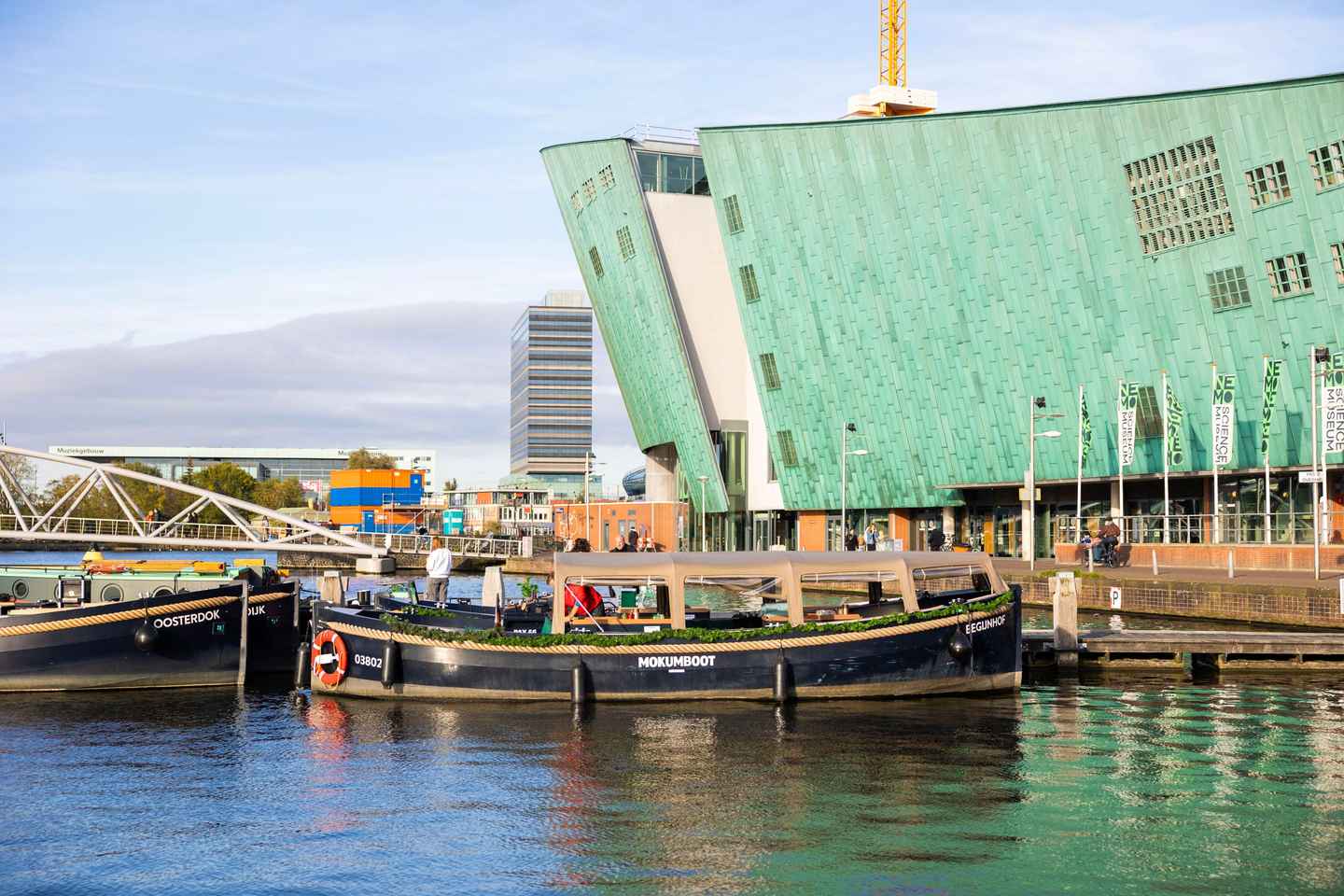 Amsterdam: Guided Open Boat Cruise Unlimited Drinks Option