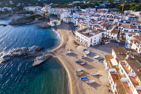 Vandring Costa Brava vikar, stränder och berömd fiskeby