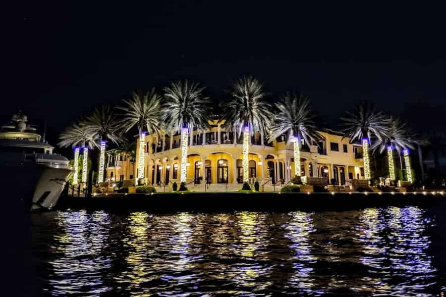 Fort Lauderdale: Bootstour zu den festlich beleuchteten Villen. Foto: GetYourGuide