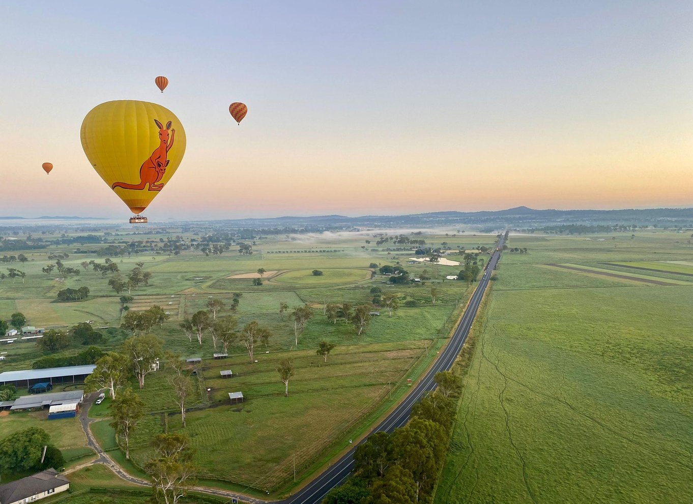Cairns: Varmluftsballonflyvning med transport