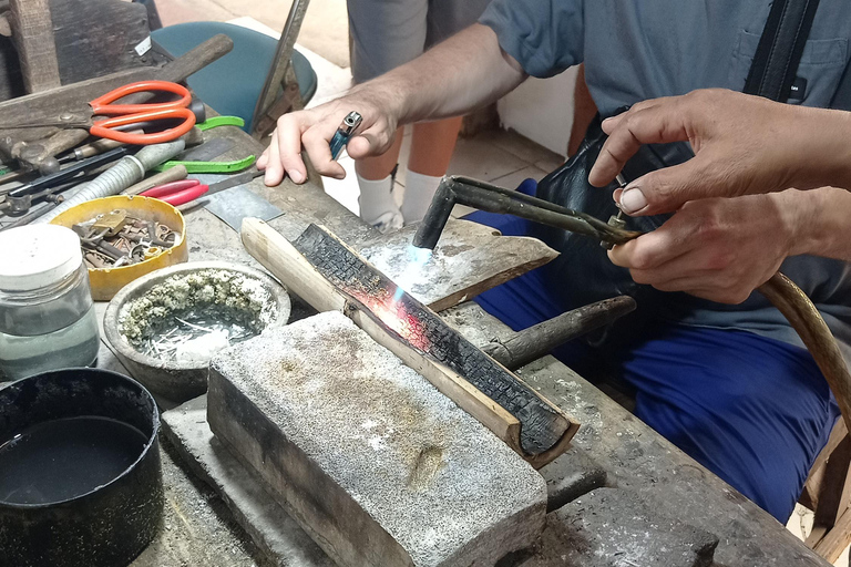 Kotagede: Doświadczenie tworzenia srebra z lokalnym złotnikiem