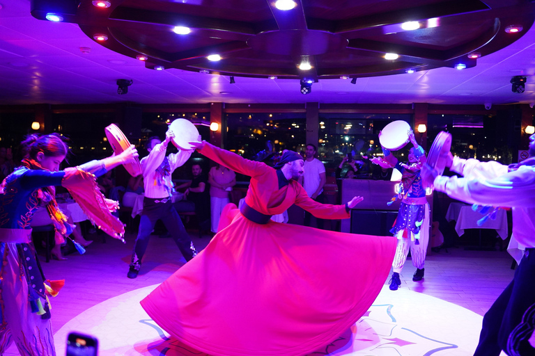 Istanbul: Dinner Cruise & Unterhaltung mit privatem TischDinner Cruise mit alkoholischen Getränken - Treffpunkt