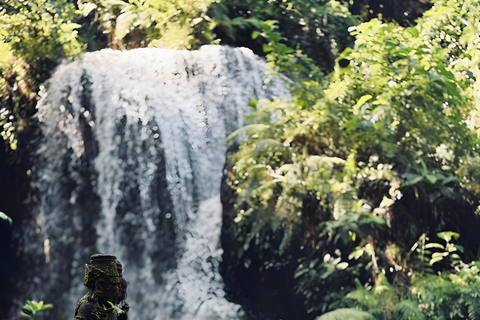 Ritual Melukat en la cascada de Taman Beji Griya