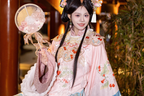 Shanghai: Traditional Hanfu Dress-Up & Photoshoot Experience