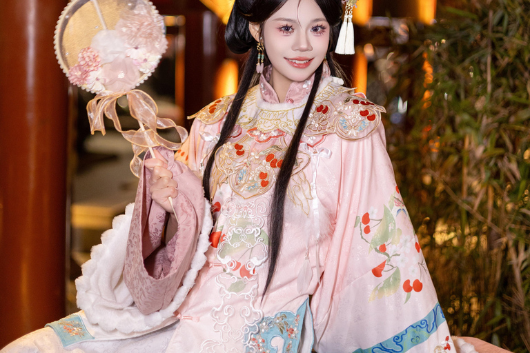 Shanghai: Traditional Hanfu Dress-Up & Photoshoot Experience