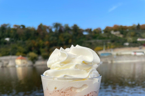 Praga: Crucero de Adviento en barco con dulces y bebidas calientes