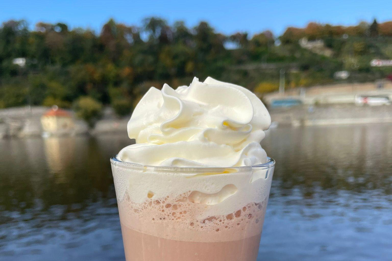 Praga: Crucero de Adviento en barco con dulces y bebidas calientes