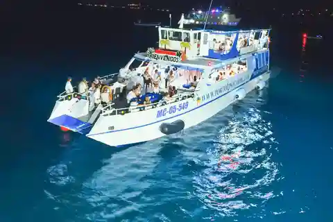 San Andrés: Festa branca no barco com bar aberto, jantar e dançarinos!