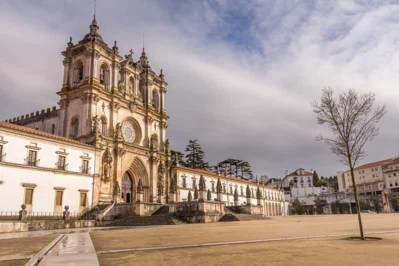 Lisboa: tour por Batalha, Alcobaça y las cuevas de Mira de Aire