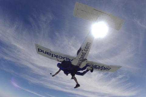 Auckland: Paracaidismo en tándem de 13000, 16000 ó 18000 piesSalto en paracaídas biplaza de 18.000 pies