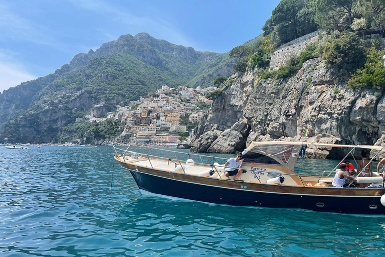 Amalfi: Amalfi Coast Boat Trip with Music and Snacks