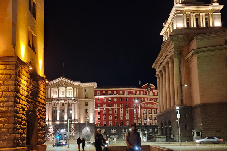 Sofia: Tour guidato notturno in scooter elettrici