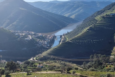 Porto : Visite de la vallée du Douro avec croisière, déjeuner et dégustation de vinVisite guidée en portugais