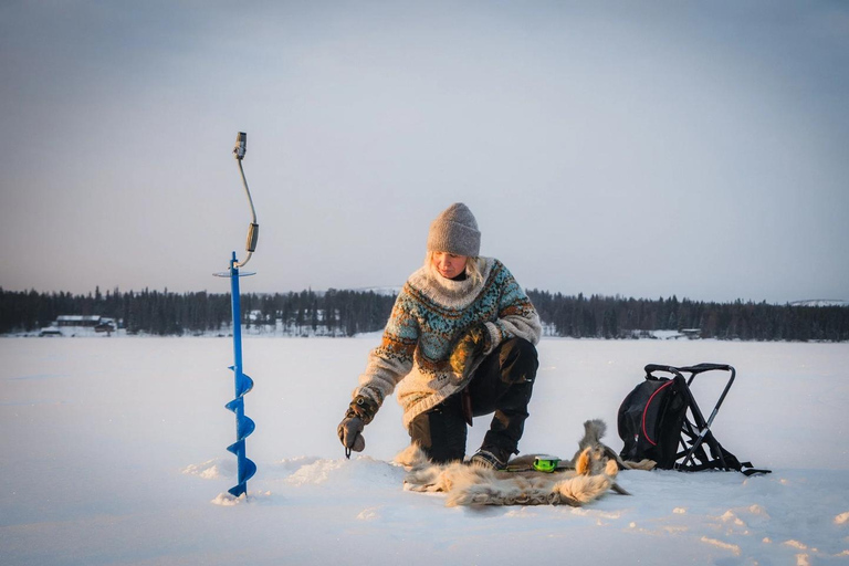 Pyhä: Eisfischen auf dem zugefrorenen SeePyhä: Eisfischen auf dem gefrorenen See