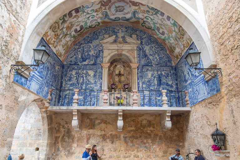 Lissabon: Dinosaurier-Fußabdrücke, Höhlen und Óbidos-TourTour für kleine Gruppen: Dinosaurierfußabdrücke, Höhlen und Óbidos