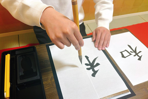 Osaka: Esperienze di cerimonia del tè e calligrafia